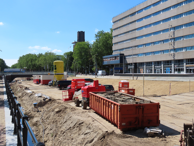 850135 Afbeelding van de laatste werkzaamheden ten behoeve van het uitgraven van de Stadsbuitengracht ter hoogte van de ...